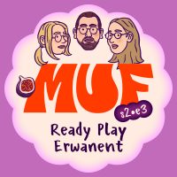 Illustration avec une forme ronde blanc cassé sur fond violet contenant en haut 3 visages de face, le gros logo MUF rouge au centre, une figue coupée en deux à gauche, le texte "s2•e3" écrit en blanc dans une forme violette sur le logo, et en bas le titre "Ready Play Erwanent".