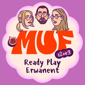 Illustration avec une forme ronde blanc cassé sur fond violet contenant en haut 3 visages de face, le gros logo MUF rouge au centre, une figue coupée en deux à gauche, le texte "s2•e3" écrit en blanc dans une forme violette sur le logo, et en bas le titre "Ready Play Erwanent".