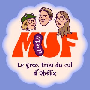 Illustration avec une forme ronde blanc cassé sur fond bleu, contenant en haut trois visages de trois quarts, le gros logo MUF rouge au centre, le texte "s2•e10" écrit en blanc dans une forme violette sur le logo, et en bas le titre "Le gros trou du cul d'Obélix".