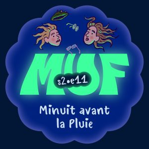 Illustration avec une forme ronde bleu foncé sur fond bleu nuit, contenant en haut un béret grenouille, deux paires de lunettes et deux visages de trois quarts aux cheveux longs flottant dans l'air, le gros logo MUF vert lumineux au centre, le texte "s2•e11" écrit en blanc dans une forme bleu nuit sur le logo, et en bas le titre "Minuit avant la Pluie".