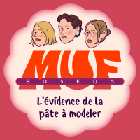 Illustration avec une forme ronde blanc cassé sur fond rouge, contenant en haut trois visages de trois-quarts tournés vers la gauche, le gros logo MUF rouge au centre, le texte "S03E05" écrit en blanc dans une longue forme violette sur le logo, et en bas le titre "L'évidence de la pâte à modeler".