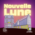 Visuel sur fond violet sombre. "Nouvelle Lune" est écrit en jaune derrière une illustration de deux bâtiments. Logos de Radio Campus Amiens et de La Lune des Pirates.