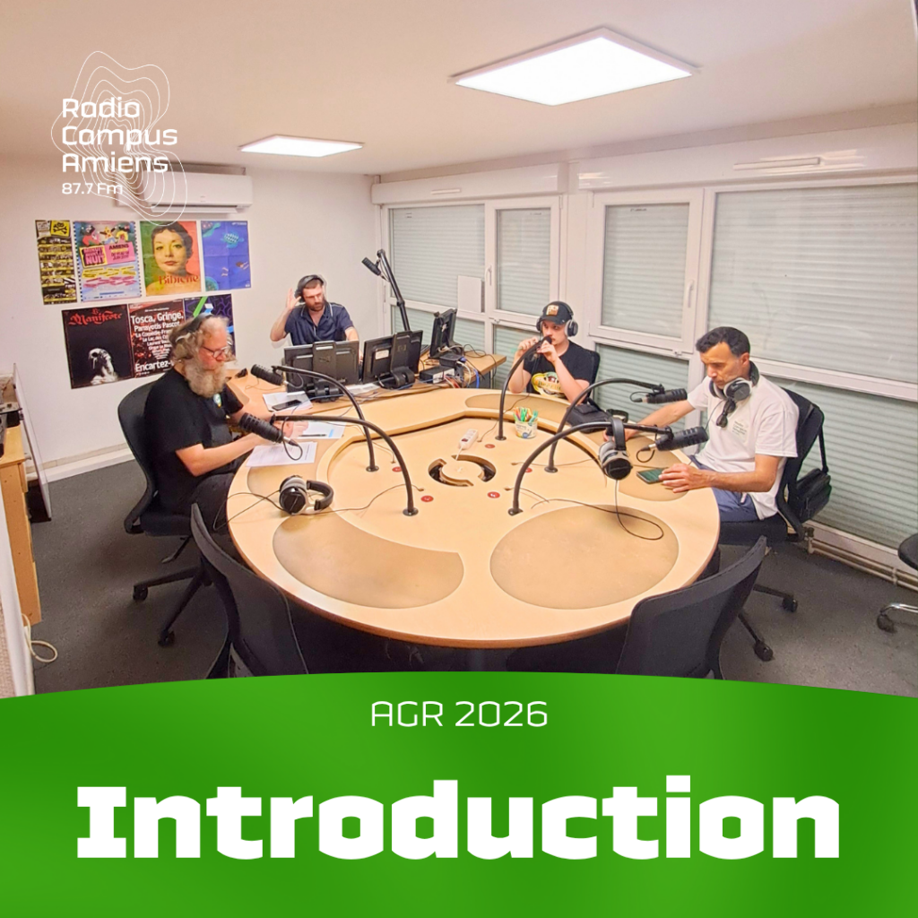 Photo du studio avec 4 personnes assises autour des micros. AGR 2026. Introduction.