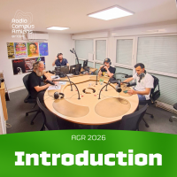 Photo du studio avec 4 personnes assises autour des micros. AGR 2026. Introduction.