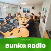 Photo du studio avec 7 personnes assises autour des micros. AGR 2026. Bunka Radio.