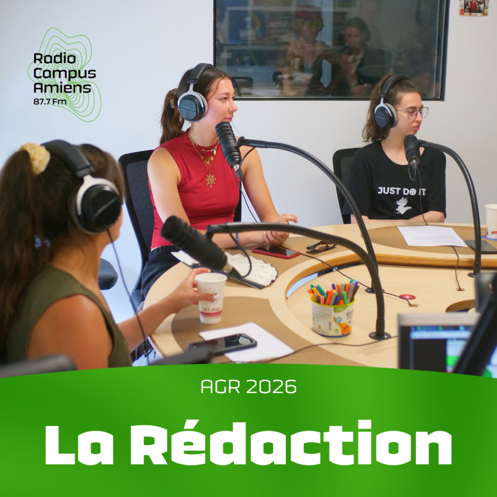 Photo du studio avec 3 personnes assises autour des micros. AGR 2026. La Rédaction.