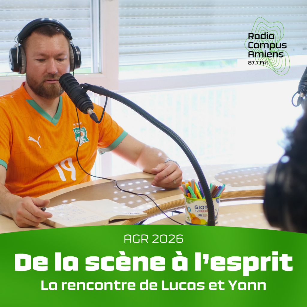 Photo du studio avec une personne au micro et une personne de dos. AGR 2026. De la scène à l'esprit. La rencontre de Lucas et Yann.
