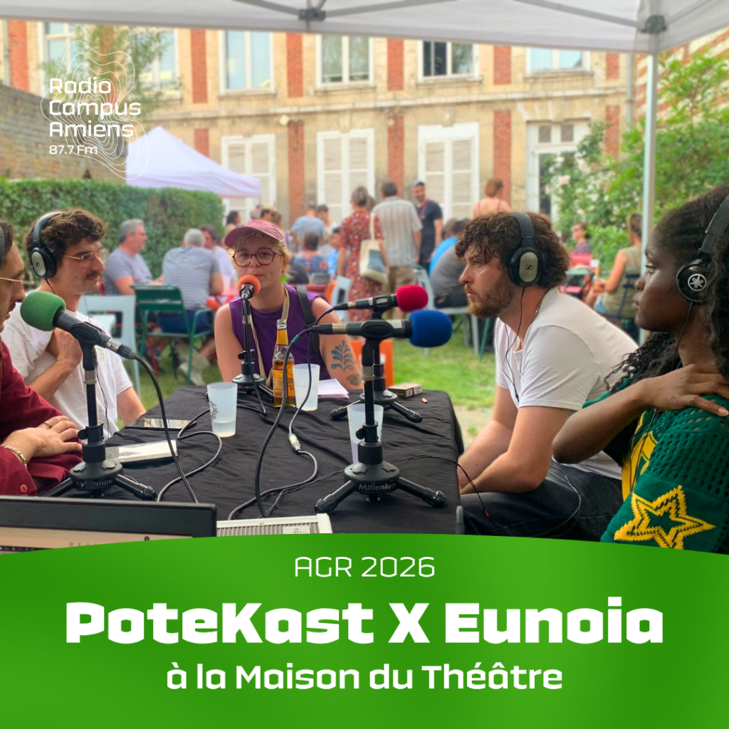 Photo du jardin de la Maison du Théâtre d'Amiens, avec 5 personnes autour des micros. AGR 2026. PoteKast X Eunoia. à la Maison du Théâtre.