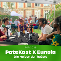 Photo du jardin de la Maison du Théâtre d'Amiens, avec 5 personnes autour des micros. AGR 2026. PoteKast X Eunoia. à la Maison du Théâtre.