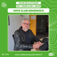 Radio Campus Amiens. Mardi 28 avril 2026 - 12h-12h30 & 18h-18h30. INFO CLUB SANDWICH. Photo d'un homme assis à une table blanche dans un studio.
