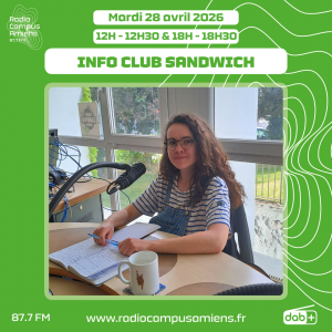 Radio Campus Amiens. Mardi 28 avril 2026 - 12h-12h30 & 18h-18h30. INFO CLUB SANDWICH. Photo d'une femme assise à une table blanche dans un studio.