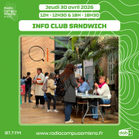 Radio Campus Amiens. Mardi 28 avril 2026 - 12h-12h30 & 18h-18h30. INFO CLUB SANDWICH. Photo de la cour du Quai de l'Innovation avec des personnes debout et d'autres assises à des tables. Crédit photo : Académie d'Amiens.