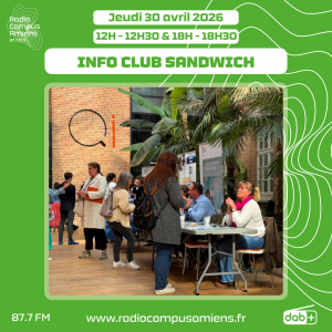 Radio Campus Amiens. Mardi 28 avril 2026 - 12h-12h30 & 18h-18h30. INFO CLUB SANDWICH. Photo de la cour du Quai de l'Innovation avec des personnes debout et d'autres assises à des tables. Crédit photo : Académie d'Amiens.
