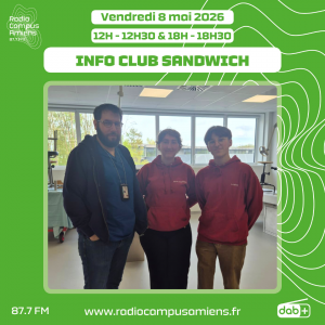 Radio Campus Amiens. Vendredi 8 mai 2026 - 12h-12h30 & 18h-18h30. INFO CLUB SANDWICH. Photo de trois personnes debout en intérieur dans une salle de classe.