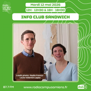 Radio Campus Amiens. Mardi 12 mai 2026 - 12h-12h30 & 18h-18h30. INFO CLUB SANDWICH. Photo de deux personnes debout en intérieur devant un mur blanc. Crédit photographique : Radio France - Louis-Valentin Lopez.