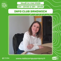 Radio Campus Amiens. Jeudi 14 mai 2026 - 12h-12h30 & 18h-18h30. INFO CLUB SANDWICH. Photo d'une personne assise dans un studio devant une table.
