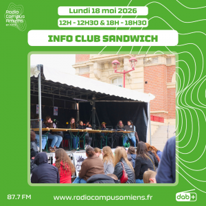 Radio Campus Amiens. Lundi 18 mai 2026 - 12h-12h30 & 18h-18h30. INFO CLUB SANDWICH. Photo d'une scène installée en extérieur devant un bâtiment. On voit des personnes de dos devant la scène, et des personnes assises à une table avec des micros sur la scène. 