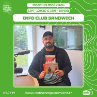 Radio Campus Amiens. Mardi 19 mai 2026 - 12h-12h30 & 18h-18h30. INFO CLUB SANDWICH. Photo d'une personne assise dans un studio devant une table, tenant un programme papier dans les mains.