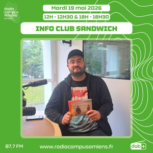 Radio Campus Amiens. Mardi 19 mai 2026 - 12h-12h30 & 18h-18h30. INFO CLUB SANDWICH. Photo d'une personne assise dans un studio devant une table, tenant un programme papier dans les mains.