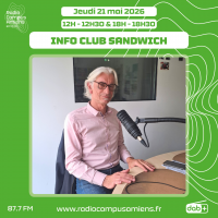 Radio Campus Amiens. Jeudi 21 mai 2026 - 12h-12h30 & 18h-18h30. INFO CLUB SANDWICH. Photo d'une personne assise dans un studio devant une table.