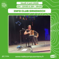 Radio Campus Amiens. Jeudi 4 juin 2026 - 12h-12h30 & 18h-18h30. INFO CLUB SANDWICH. Photo de l'accordéoniste Rémi Geffroy en train de jouer assis sur une chaise, sur une scène, devant un rideau noir auquel est accrochée une guirlande colorée.