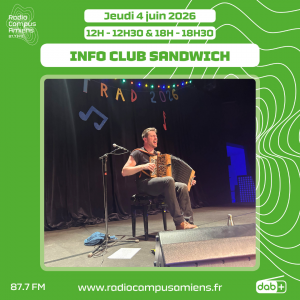 Radio Campus Amiens. Jeudi 4 juin 2026 - 12h-12h30 & 18h-18h30. INFO CLUB SANDWICH. Photo de l'accordéoniste Rémi Geffroy en train de jouer assis sur une chaise, sur une scène, devant un rideau noir auquel est accrochée une guirlande colorée.