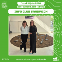 Radio Campus Amiens. Jeudi 11 juin 2026 - 12h-12h30 & 18h-18h30. INFO CLUB SANDWICH. Photo de deux personens debout dans une salle d'exposition, devant une œuvre installée au sol.